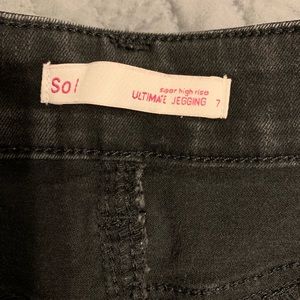 Black distressed skinny jeans